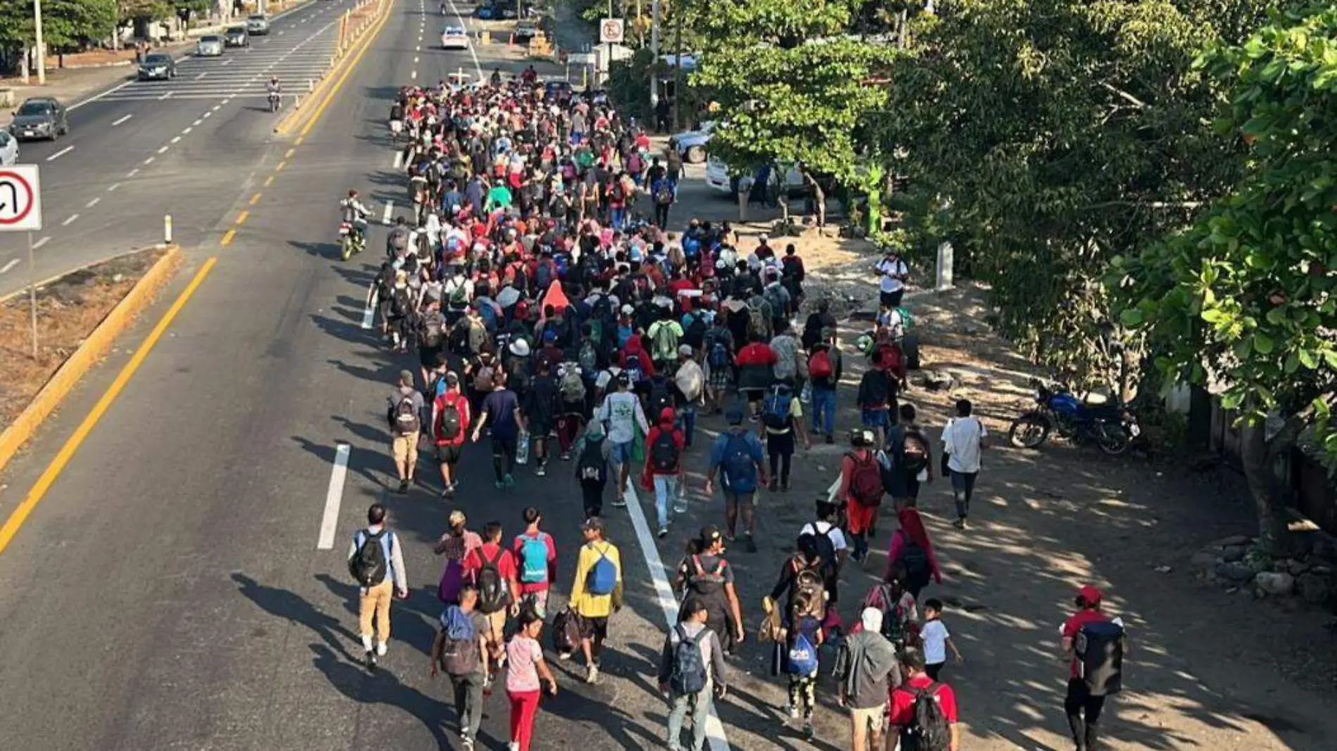 caravana migrante caminando en carretera